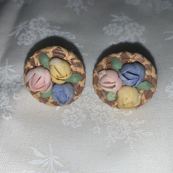 VTG MCM PASTEL SEASHELL FLOWERS AND WICKER EARRINGS AND BROOCH PIN - Picture 3 of 9